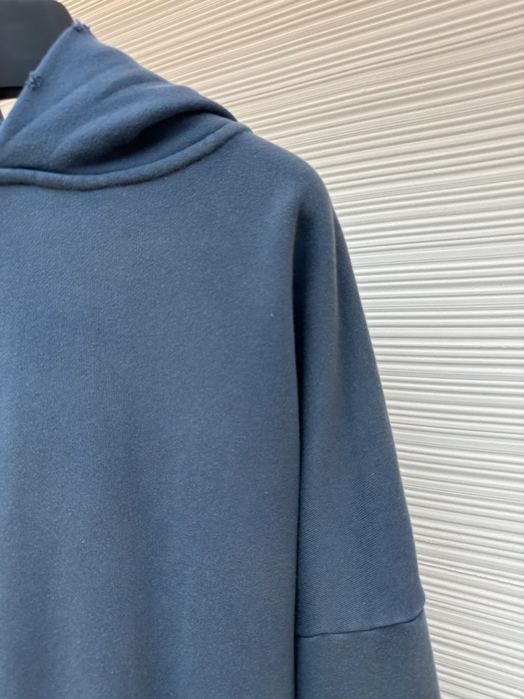 Acne Studios 1996 distressed printed hooded sweatshirt ●Authentic product: Purchased and developed by 3259 ●Item number: 1680619-A85 ●Fabric: pure cotton fabric ●Technology: printing production ●Version: loose fit ●Weight: about 1030 grams ●Size: S-M-L-XL ●Description: The fabric is made of custom-made pure cotton, washed with distressed and dirty gradient techniques, printed on the back, and the overall wiring is straight and delicate. The fabric is comfortable and soft, with consistent colors and no color difference. It can be matched with the same style to create a fashionable look and control various occasions. Customized accessories, complete with three standards, same style for men and women!